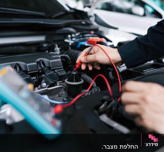 בדיקת מנוע רכב עם מכשיר מדידה